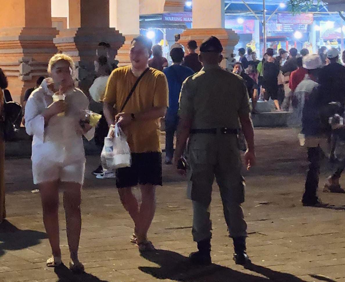 podiumnews.com-Satpol PP Bali Awasi Pengunjung PKB Bawa Kresek